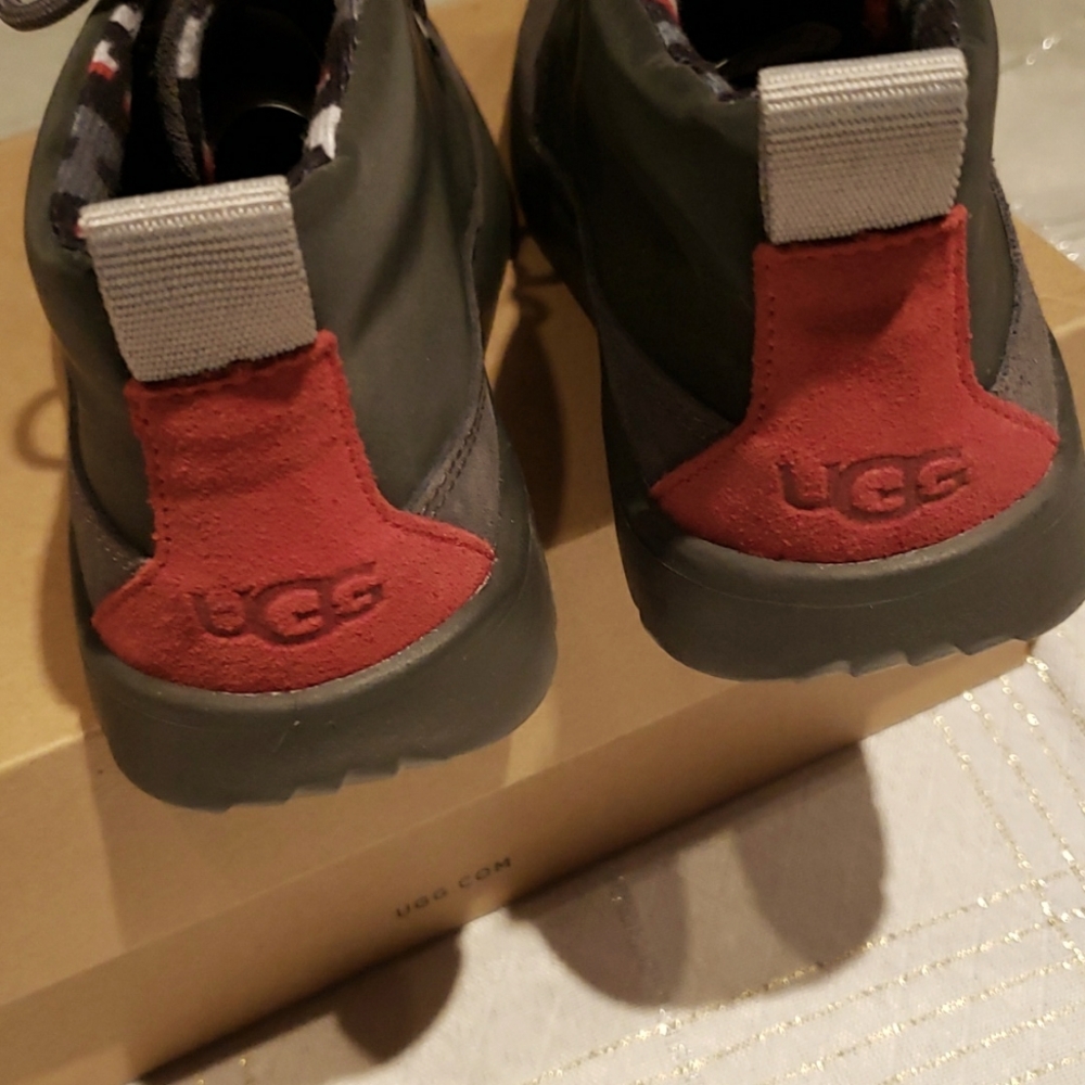 UGG New BOOTs KIDS Suede CANOE REFLECTIVE Treadlite Chukka Grey Red Black NIB 13 - Picture 9 of 16